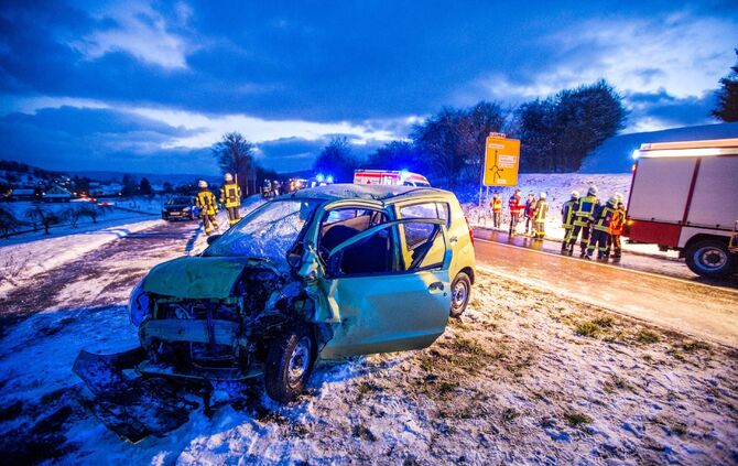 Mehrere Verletzte bei Frontalzusammenstoß - Person muss von Feuerwehr aus Wrack befreit werden_1