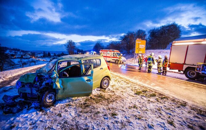 Mehrere Verletzte bei Frontalzusammenstoß - Person muss von Feuerwehr aus Wrack befreit werden_2