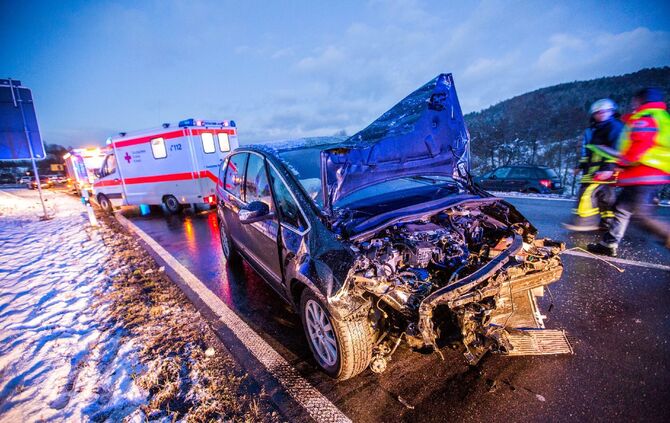 Mehrere Verletzte bei Frontalzusammenstoß - Person muss von Feuerwehr aus Wrack befreit werden_4