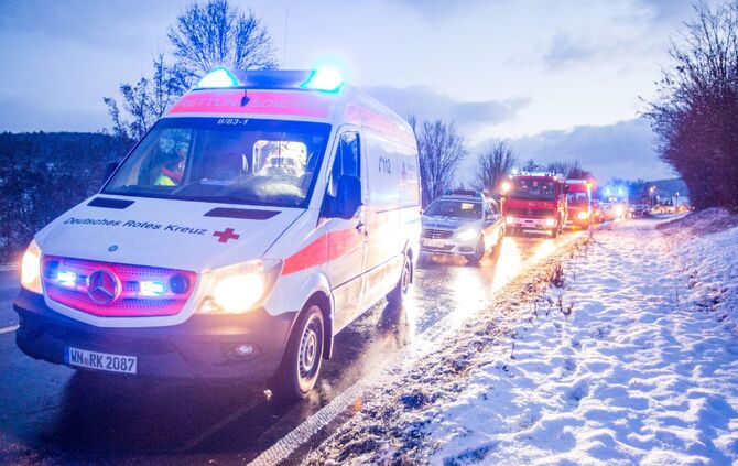 Mehrere Verletzte bei Frontalzusammenstoß - Person muss von Feuerwehr aus Wrack befreit werden_5