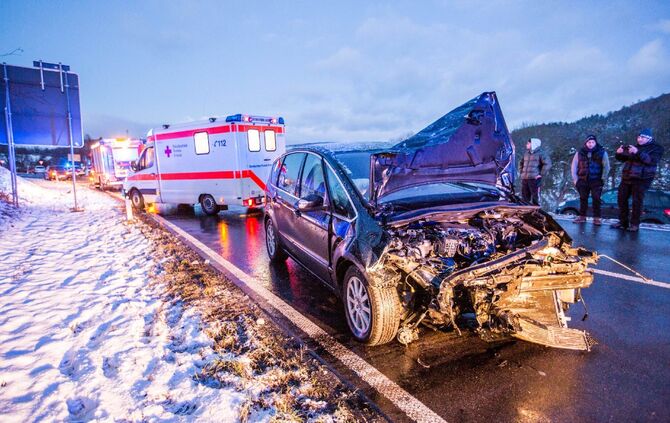 Mehrere Verletzte bei Frontalzusammenstoß - Person muss von Feuerwehr aus Wrack befreit werden_6