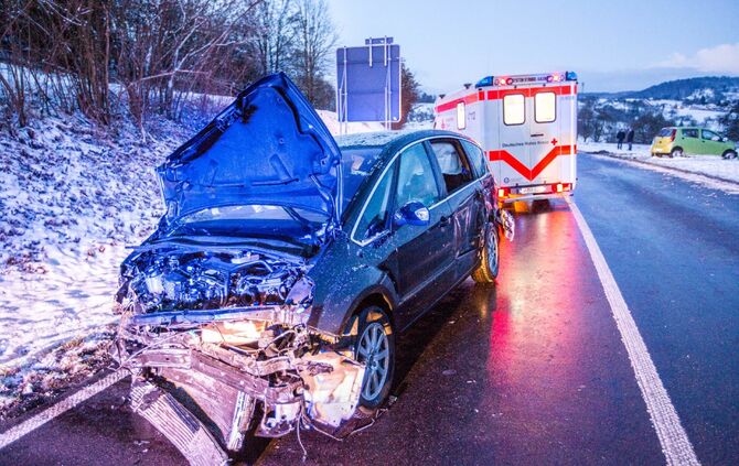 Mehrere Verletzte bei Frontalzusammenstoß - Person muss von Feuerwehr aus Wrack befreit werden_7
