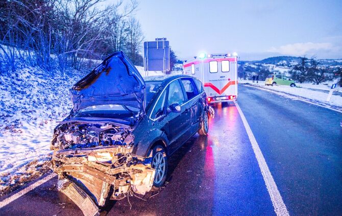 Mehrere Verletzte bei Frontalzusammenstoß - Person muss von Feuerwehr aus Wrack befreit werden_8