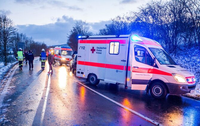Mehrere Verletzte bei Frontalzusammenstoß - Person muss von Feuerwehr aus Wrack befreit werden_9