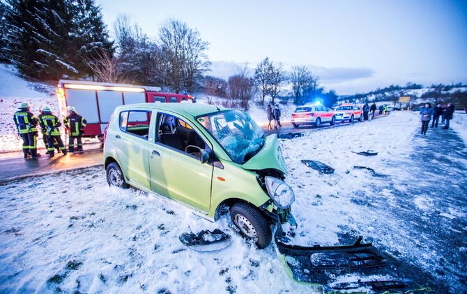 Mehrere Verletzte bei Frontalzusammenstoß - Person muss von Feuerwehr aus Wrack befreit werden_10