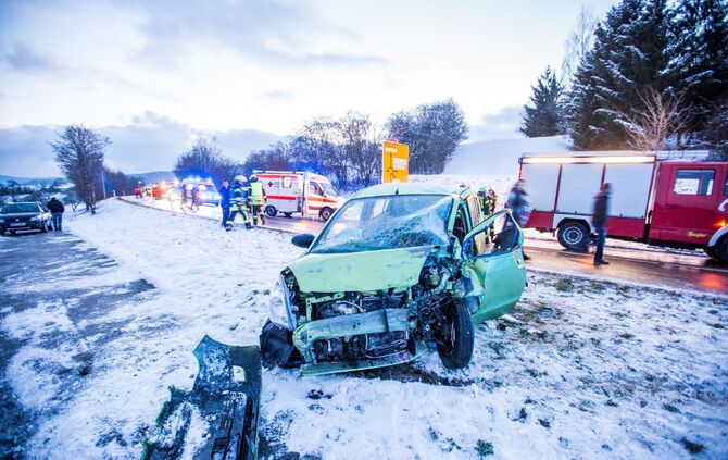 Mehrere Verletzte bei Frontalzusammenstoß - Person muss von Feuerwehr aus Wrack befreit werden_11