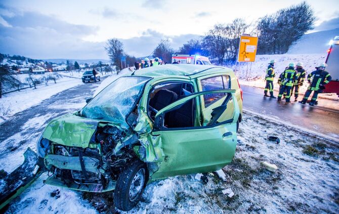 Mehrere Verletzte bei Frontalzusammenstoß - Person muss von Feuerwehr aus Wrack befreit werden_13