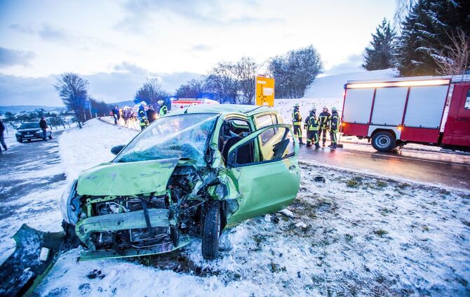 Mehrere Verletzte bei Frontalzusammenstoß - Person muss von Feuerwehr aus Wrack befreit werden_14