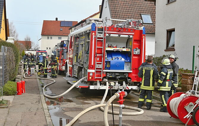Feuerwehr löscht Wohnungsbrand in Weiler_0