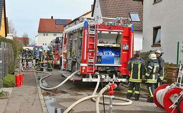 Feuerwehr löscht Wohnungsbrand in Weiler_0
