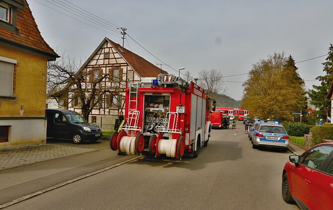 Feuerwehr löscht Wohnungsbrand in Weiler_1
