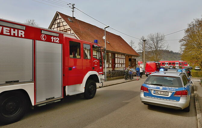 Feuerwehr löscht Wohnungsbrand in Weiler_2