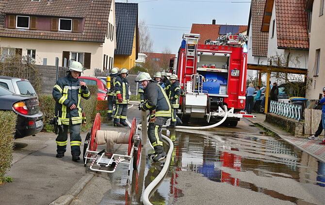 Feuerwehr löscht Wohnungsbrand in Weiler_3