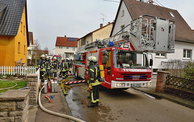 Feuerwehr löscht Wohnungsbrand in Weiler_4