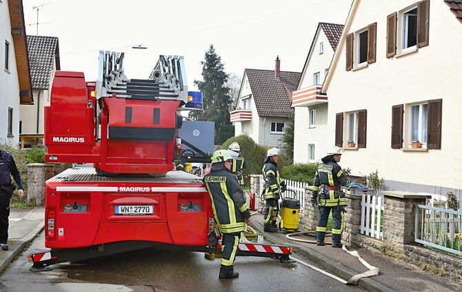 Feuerwehr löscht Wohnungsbrand in Weiler_5