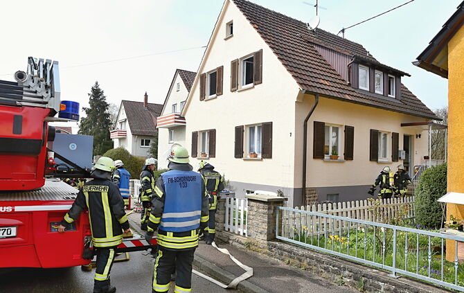 Feuerwehr löscht Wohnungsbrand in Weiler_9