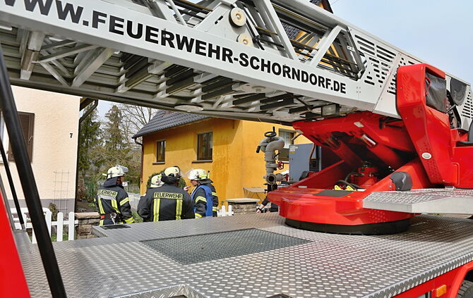 Feuerwehr löscht Wohnungsbrand in Weiler_10
