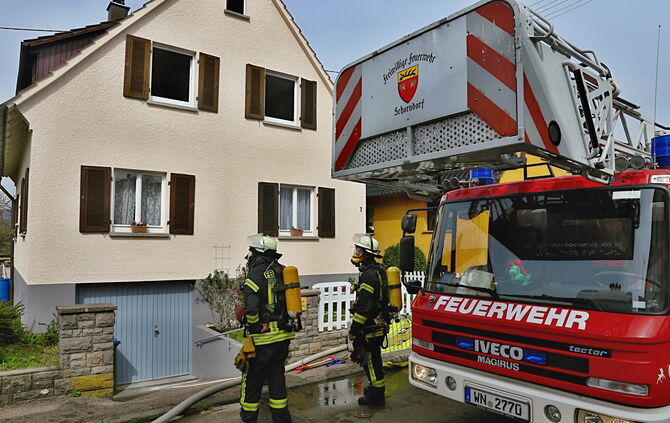 Feuerwehr löscht Wohnungsbrand in Weiler_11