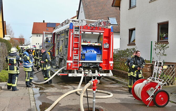 Feuerwehr löscht Wohnungsbrand in Weiler_12