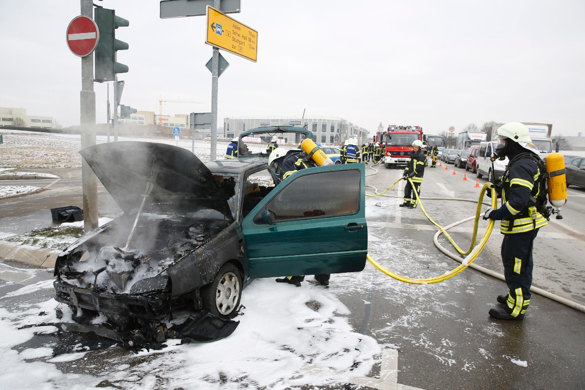 Benzinleitung gerissen: Auto ausgebrannt - Blaulicht - Zeitungsverlag