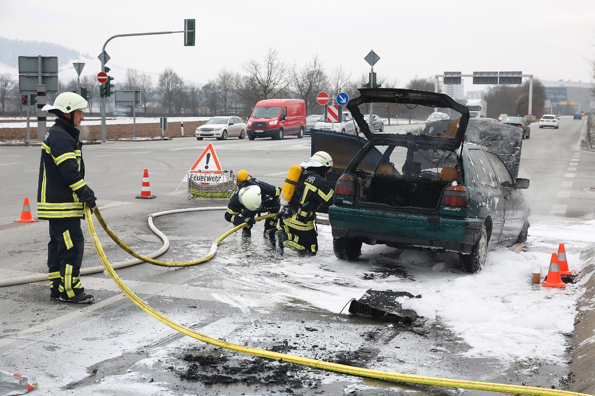 Benzinleitung gerissen: Auto ausgebrannt - Blaulicht - Zeitungsverlag