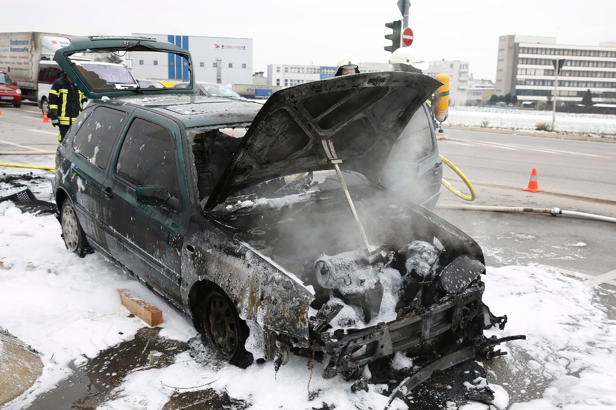 Benzinleitung gerissen: Auto ausgebrannt - Blaulicht - Zeitungsverlag