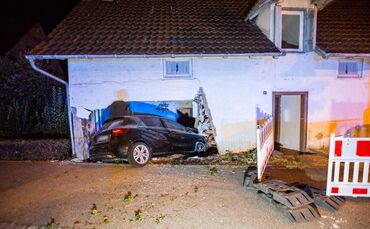 18-JÃ¤hriger FahranfÃ¤nger rast in Kurve gegen Haus: Wand durchbrochen - Wagen bleibt im Haus stecken_0