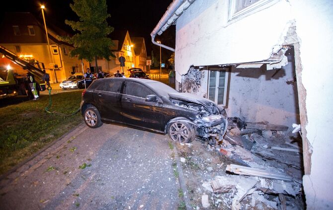 18-JÃ¤hriger FahranfÃ¤nger rast in Kurve gegen Haus: Wand durchbrochen - Wagen bleibt im Haus stecken_1
