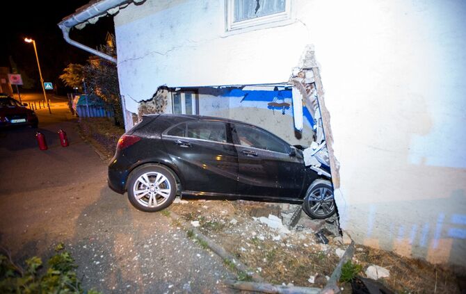 18-JÃ¤hriger FahranfÃ¤nger rast in Kurve gegen Haus: Wand durchbrochen - Wagen bleibt im Haus stecken_2