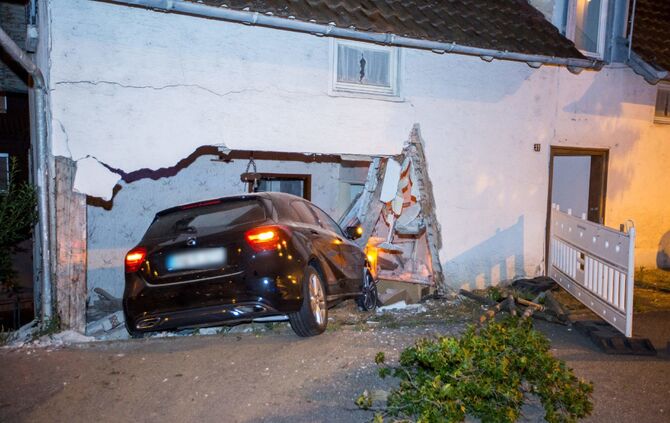 18-JÃ¤hriger FahranfÃ¤nger rast in Kurve gegen Haus: Wand durchbrochen - Wagen bleibt im Haus stecken_3
