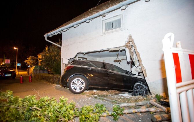 18-JÃ¤hriger FahranfÃ¤nger rast in Kurve gegen Haus: Wand durchbrochen - Wagen bleibt im Haus stecken_4