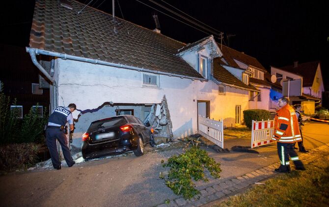 18-JÃ¤hriger FahranfÃ¤nger rast in Kurve gegen Haus: Wand durchbrochen - Wagen bleibt im Haus stecken_5
