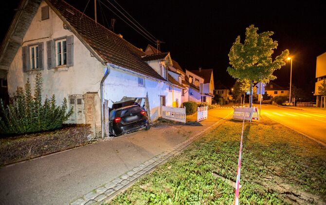 18-JÃ¤hriger FahranfÃ¤nger rast in Kurve gegen Haus: Wand durchbrochen - Wagen bleibt im Haus stecken_6
