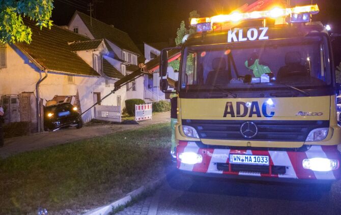 18-JÃ¤hriger FahranfÃ¤nger rast in Kurve gegen Haus: Wand durchbrochen - Wagen bleibt im Haus stecken_7