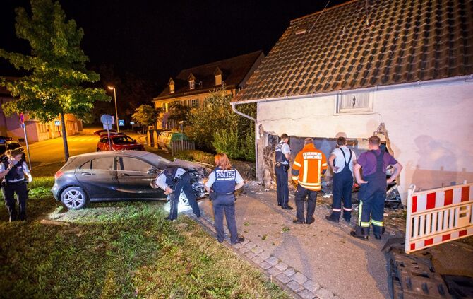 18-JÃ¤hriger FahranfÃ¤nger rast in Kurve gegen Haus: Wand durchbrochen - Wagen bleibt im Haus stecken_8