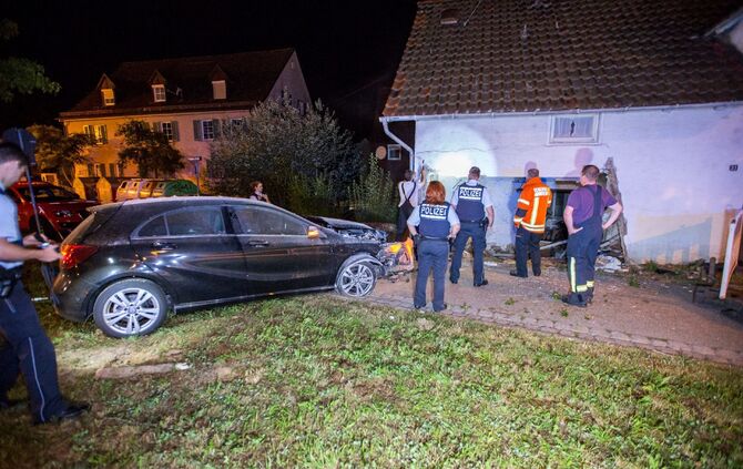 18-JÃ¤hriger FahranfÃ¤nger rast in Kurve gegen Haus: Wand durchbrochen - Wagen bleibt im Haus stecken_9