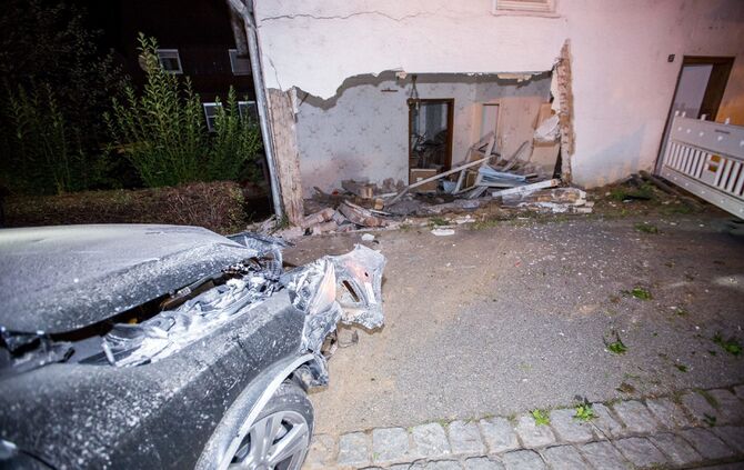18-JÃ¤hriger FahranfÃ¤nger rast in Kurve gegen Haus: Wand durchbrochen - Wagen bleibt im Haus stecken_10