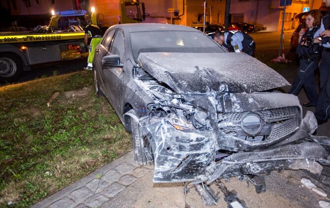 18-JÃ¤hriger FahranfÃ¤nger rast in Kurve gegen Haus: Wand durchbrochen - Wagen bleibt im Haus stecken_11