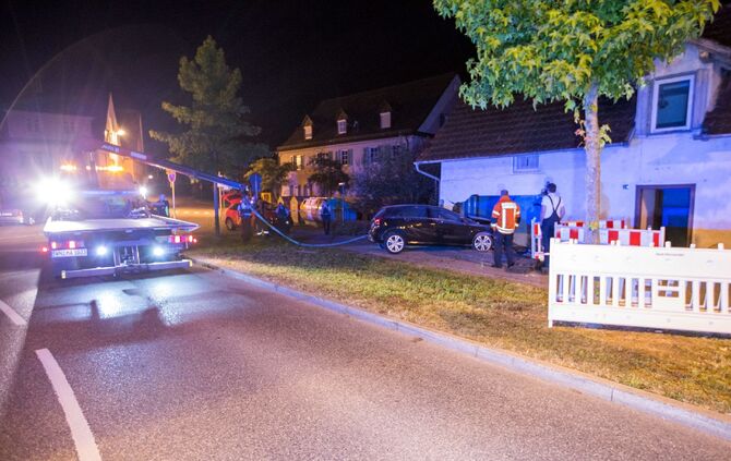 18-JÃ¤hriger FahranfÃ¤nger rast in Kurve gegen Haus: Wand durchbrochen - Wagen bleibt im Haus stecken_14