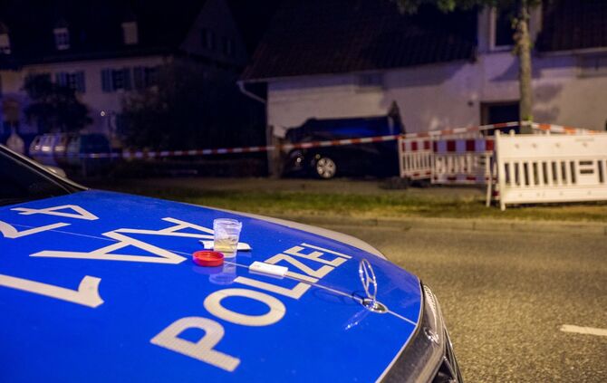 18-JÃ¤hriger FahranfÃ¤nger rast in Kurve gegen Haus: Wand durchbrochen - Wagen bleibt im Haus stecken_15