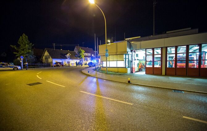 18-JÃ¤hriger FahranfÃ¤nger rast in Kurve gegen Haus: Wand durchbrochen - Wagen bleibt im Haus stecken_17