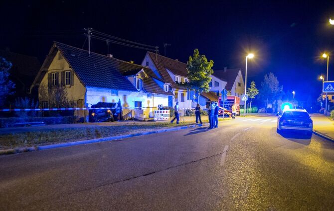 18-JÃ¤hriger FahranfÃ¤nger rast in Kurve gegen Haus: Wand durchbrochen - Wagen bleibt im Haus stecken_18