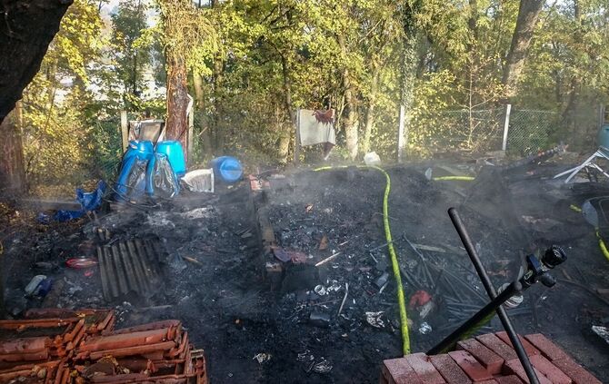 Gartenlaube brennt am frühen Dienstagmorgen bis auf die Grundmauern nieder - Bild 05_4