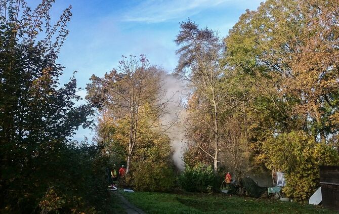 Gartenlaube brennt am frühen Dienstagmorgen bis auf die Grundmauern nieder - Bild 07_6