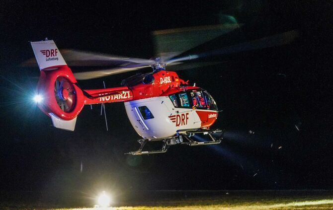 Heubach-Buch: 14-jaehriger nach Werkstattbrand schwer verletzt – Nachtrettungshubschrauber im Einsatz