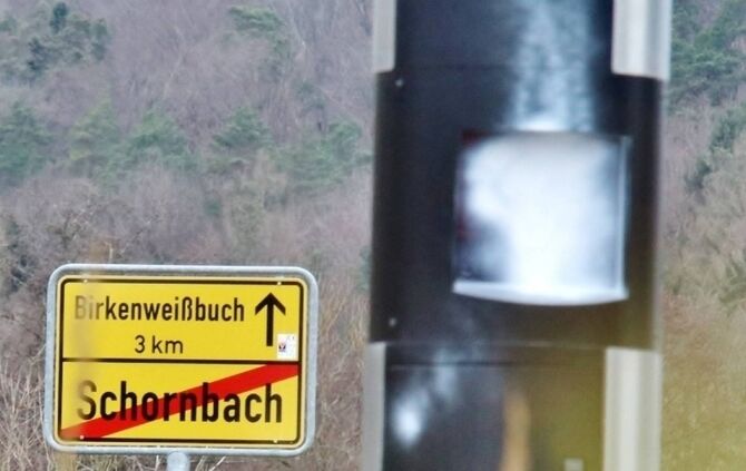 Blitzer ertappt über 300 Verkehrssünder in den ersten Tagen - Messgerät nun mit Farbe besprüht und beschädigt