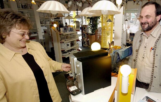 Elektro Rössler wird 75 Jahre alt, auf dem Bild der jetztie Inhaber Rainer Hoffmann mit Ehefrau Angelika Hoffmann am 31. März 20