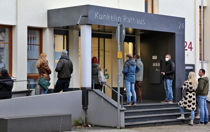 Lange Schlangen Künkelin Rathaus