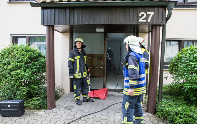 Papier in Wohnung in Brand geraten - Bild 06_0