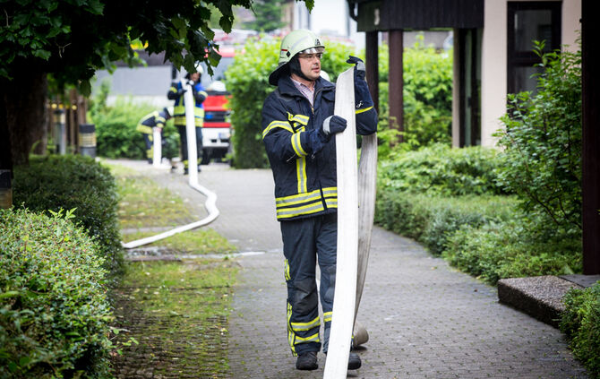 Papier in Wohnung in Brand geraten - Bild 07_5
